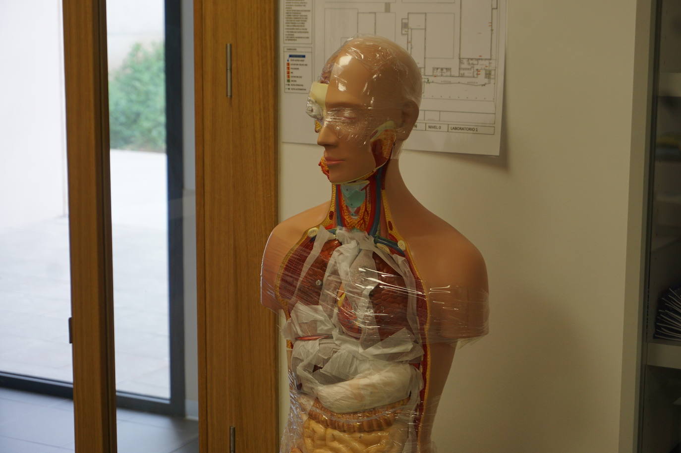 La Consejera de Educación, Rocío Lucas, a la derecha, conversa en el laboratorio de biología con el alcalde de Arroyo, Sarbelio Fernández y el director del IESO Arroyo, Jesús Manso. 