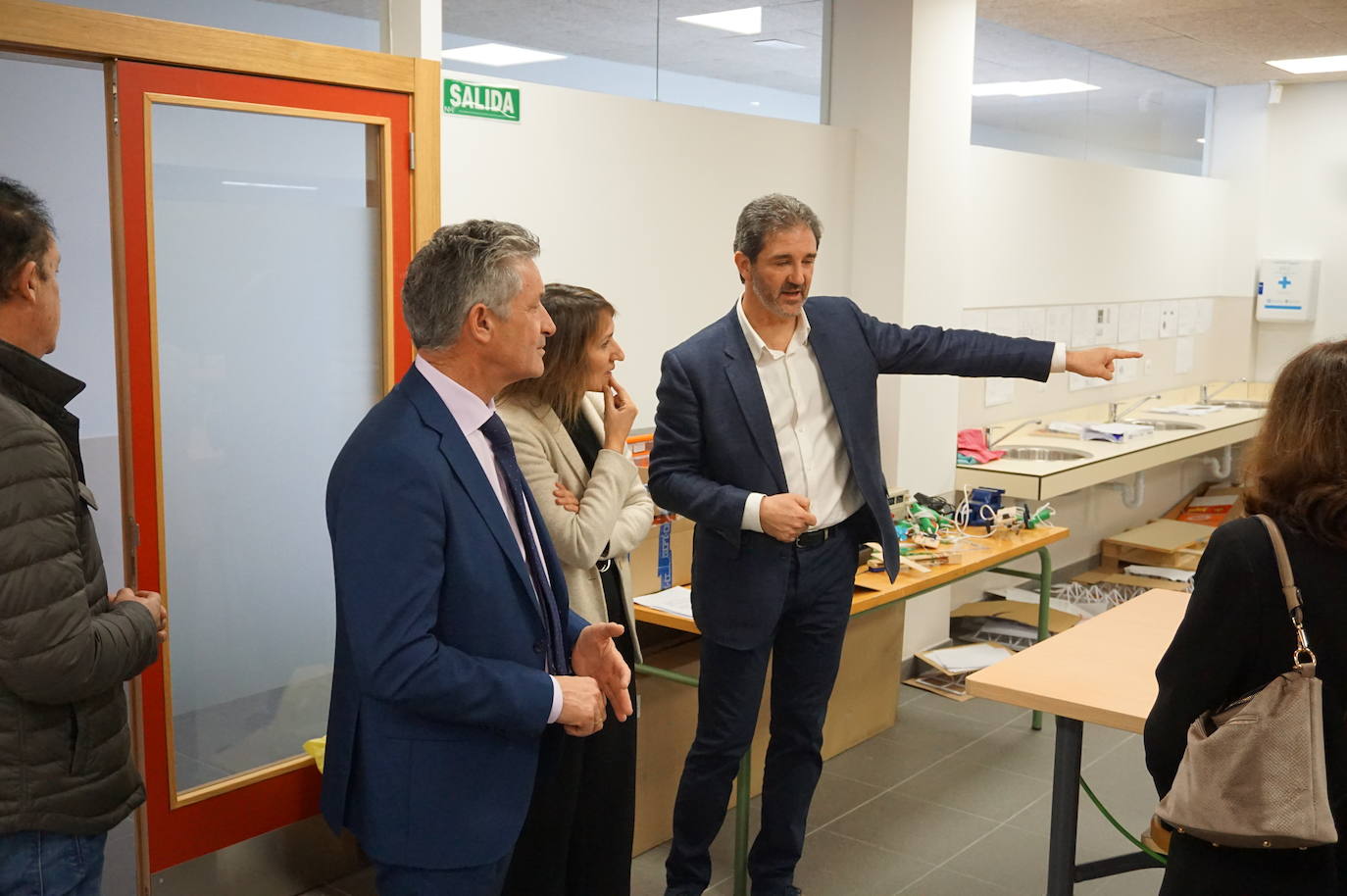 La Consejera de Educación, Rocío Lucas, a la derecha, conversa en el laboratorio de biología con el alcalde de Arroyo, Sarbelio Fernández y el director del IESO Arroyo, Jesús Manso. 