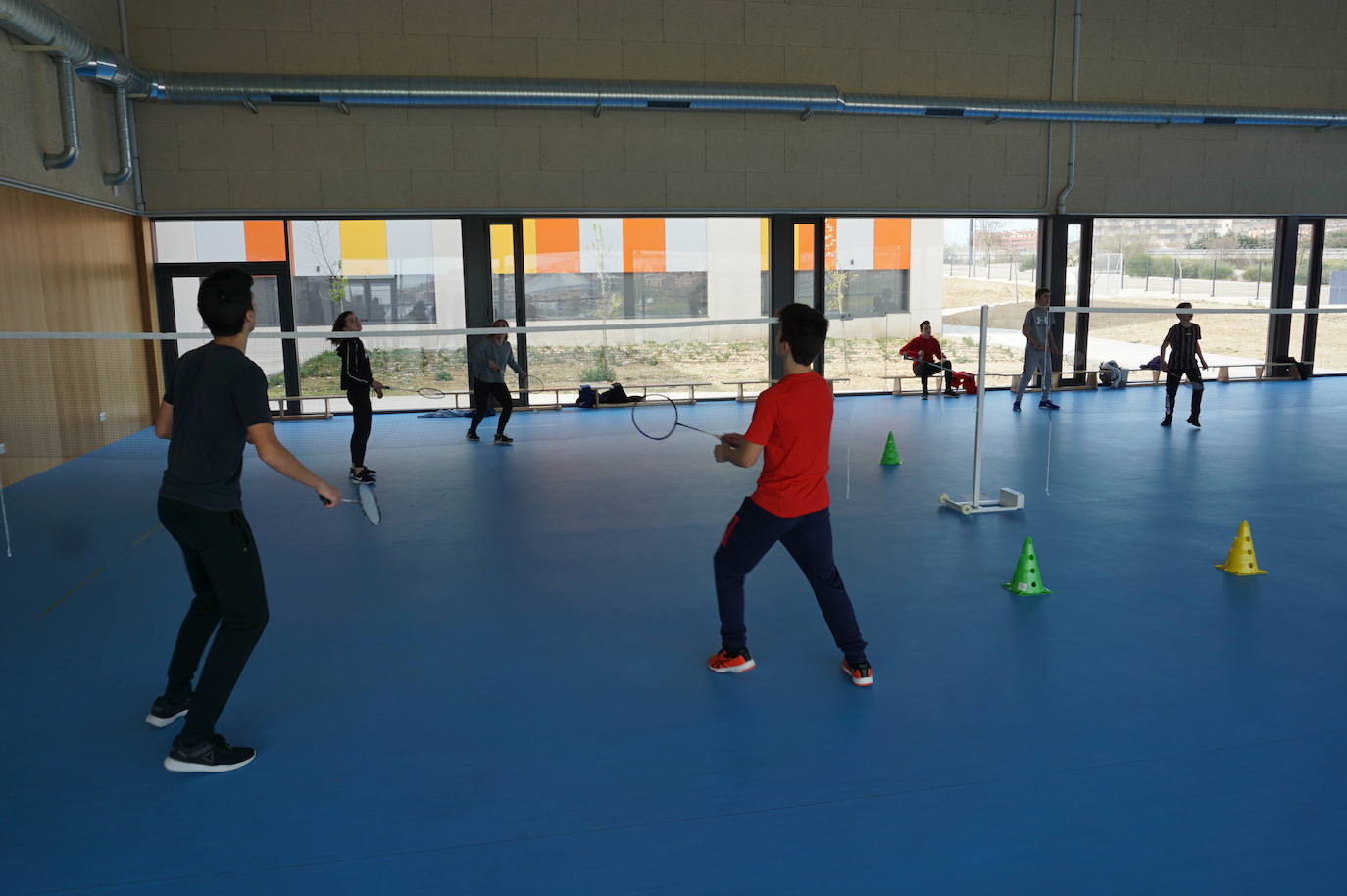La Consejera de Educación, Rocío Lucas, a la derecha, conversa en el laboratorio de biología con el alcalde de Arroyo, Sarbelio Fernández y el director del IESO Arroyo, Jesús Manso. 