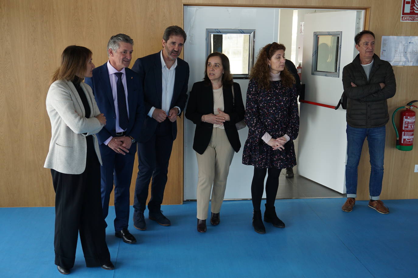 La Consejera de Educación, Rocío Lucas, a la derecha, conversa en el laboratorio de biología con el alcalde de Arroyo, Sarbelio Fernández y el director del IESO Arroyo, Jesús Manso. 