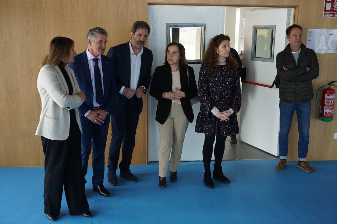 La Consejera de Educación, Rocío Lucas, a la derecha, conversa en el laboratorio de biología con el alcalde de Arroyo, Sarbelio Fernández y el director del IESO Arroyo, Jesús Manso. 