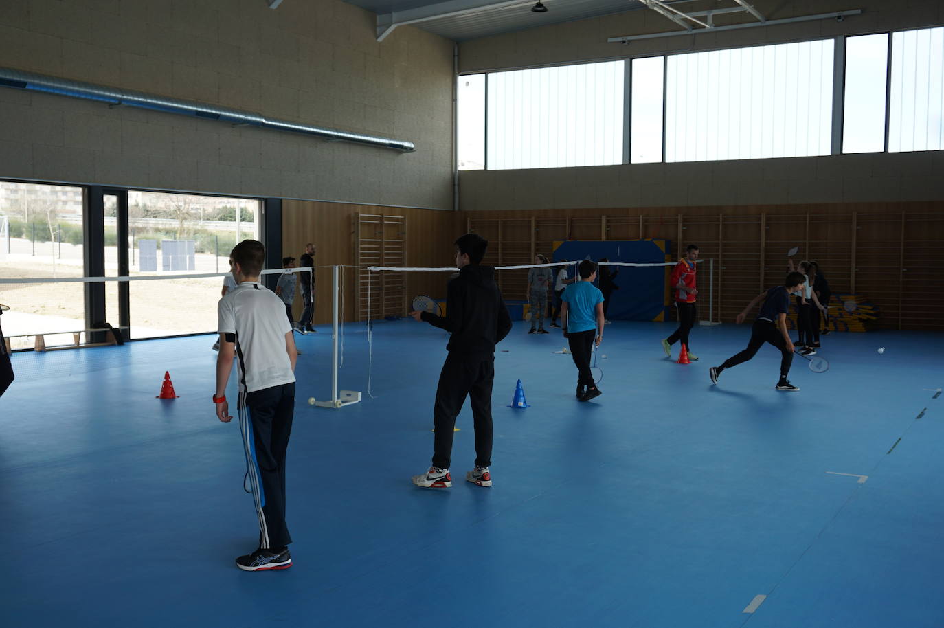 La Consejera de Educación, Rocío Lucas, a la derecha, conversa en el laboratorio de biología con el alcalde de Arroyo, Sarbelio Fernández y el director del IESO Arroyo, Jesús Manso. 