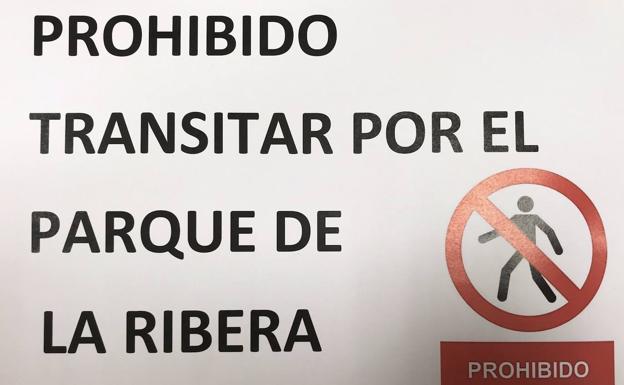 Anuncio de la prohición en el parque de la ribera. 