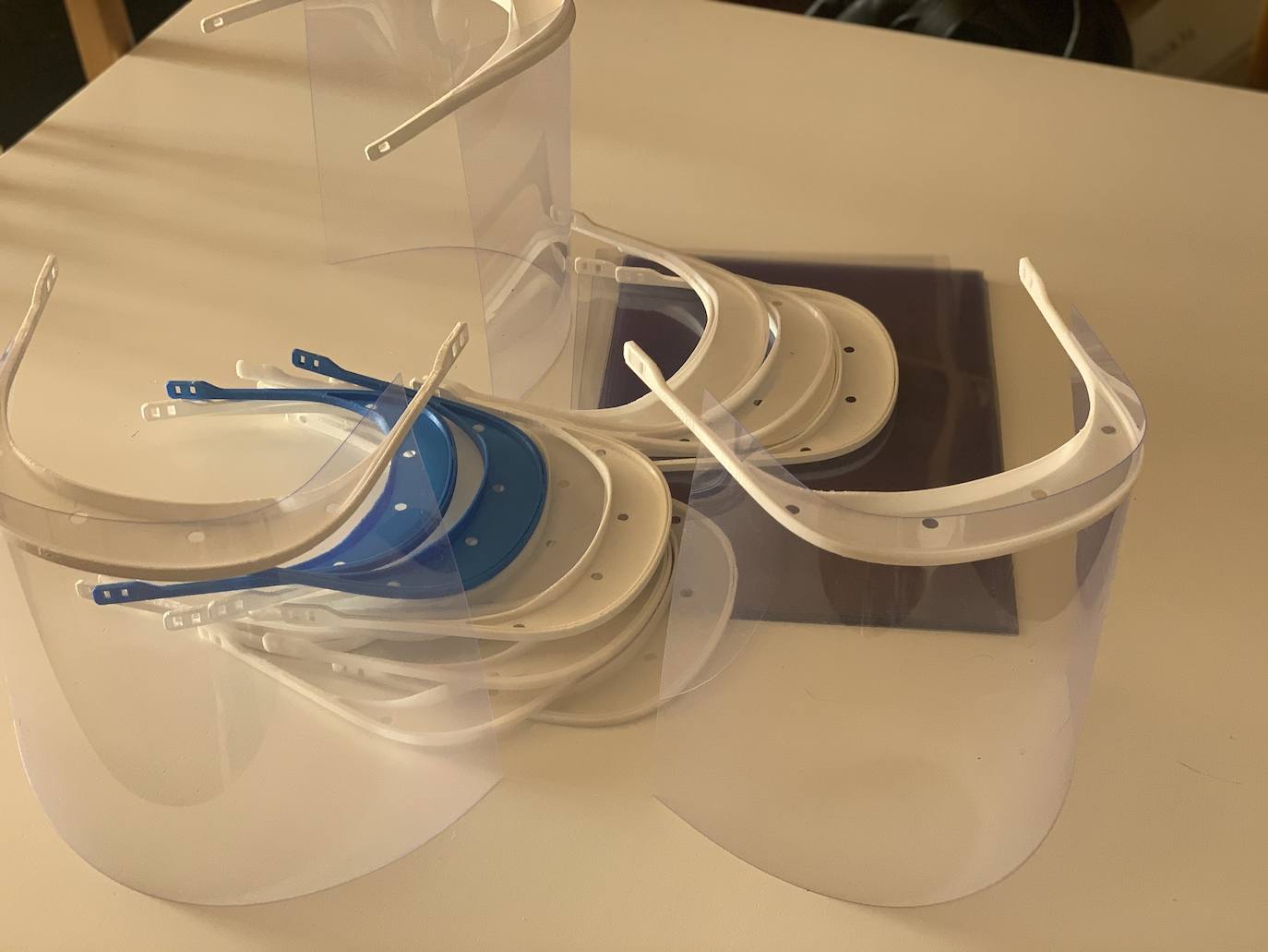 Las máscaras fabricadas son sencillas, pero eficaces. 