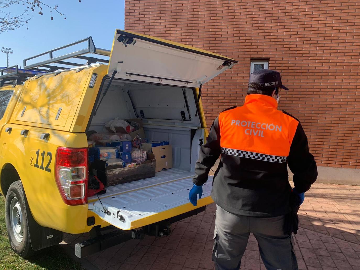Preparación de los lotes de comida para las familias con necesidades especiales de Arroyo. 