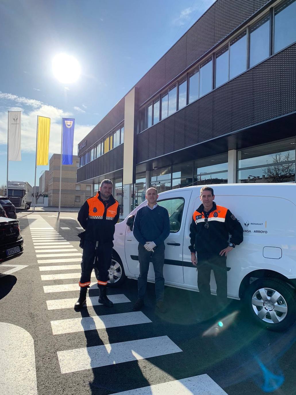 VASA Renault Arroyo tambien ha cedido una furgoneta. 