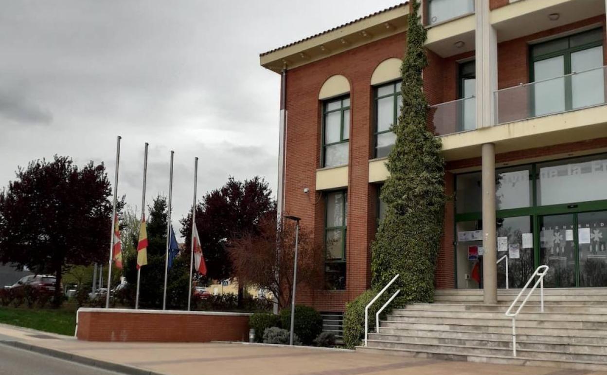Desde esta mañana así lucen las cuatro banderas izadas a la entrada del ayuntamiento de Arroyo. 