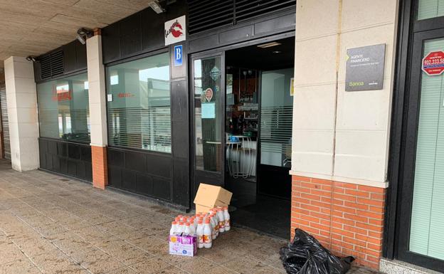 El Bar Bésame de la Plaza de ESpaña de La Flecha se ha sumado a la acción solidaria de donación de alimentos. 