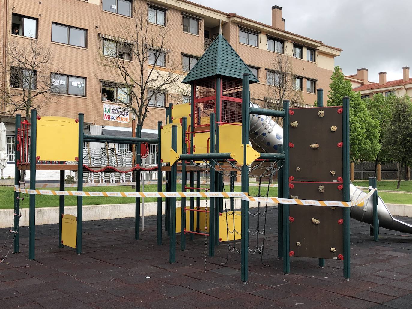Fila de niños esperando su turno para acceder al kiosco Piruletas de La Vega en Arroyo. 