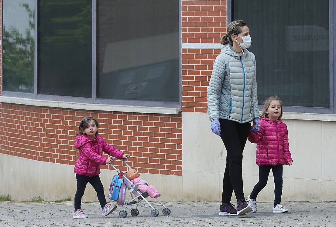 Fila de niños esperando su turno para acceder al kiosco Piruletas de La Vega en Arroyo. 