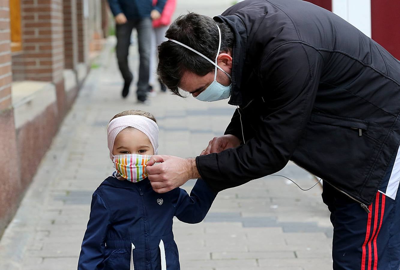 Fila de niños esperando su turno para acceder al kiosco Piruletas de La Vega en Arroyo. 