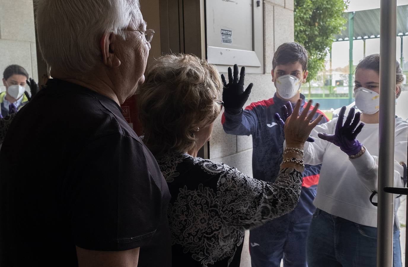 Fila de niños esperando su turno para acceder al kiosco Piruletas de La Vega en Arroyo. 