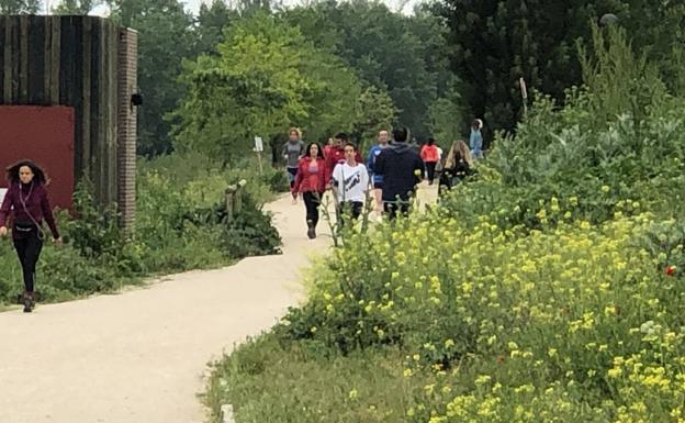 Personas por la zona de la depuradora de Arroyo. 