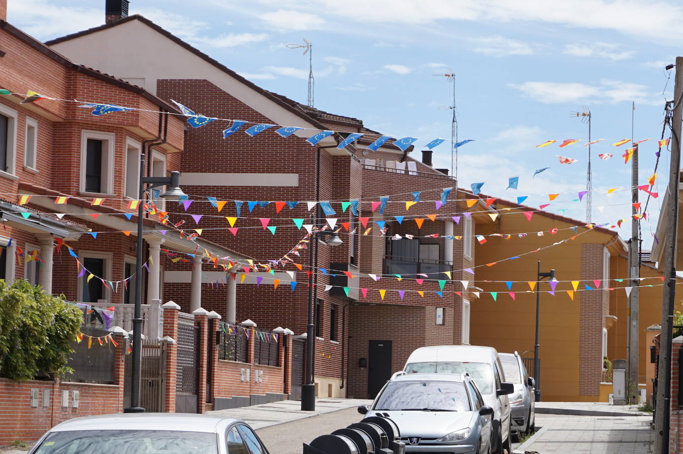 Las casas de los vecinos de toda la vida de Arroyo núcleo han amanecido engalanadas y decoradas para recordar que comenzarían las fiestas de 2020 en honor a San Juan Evangelista. 