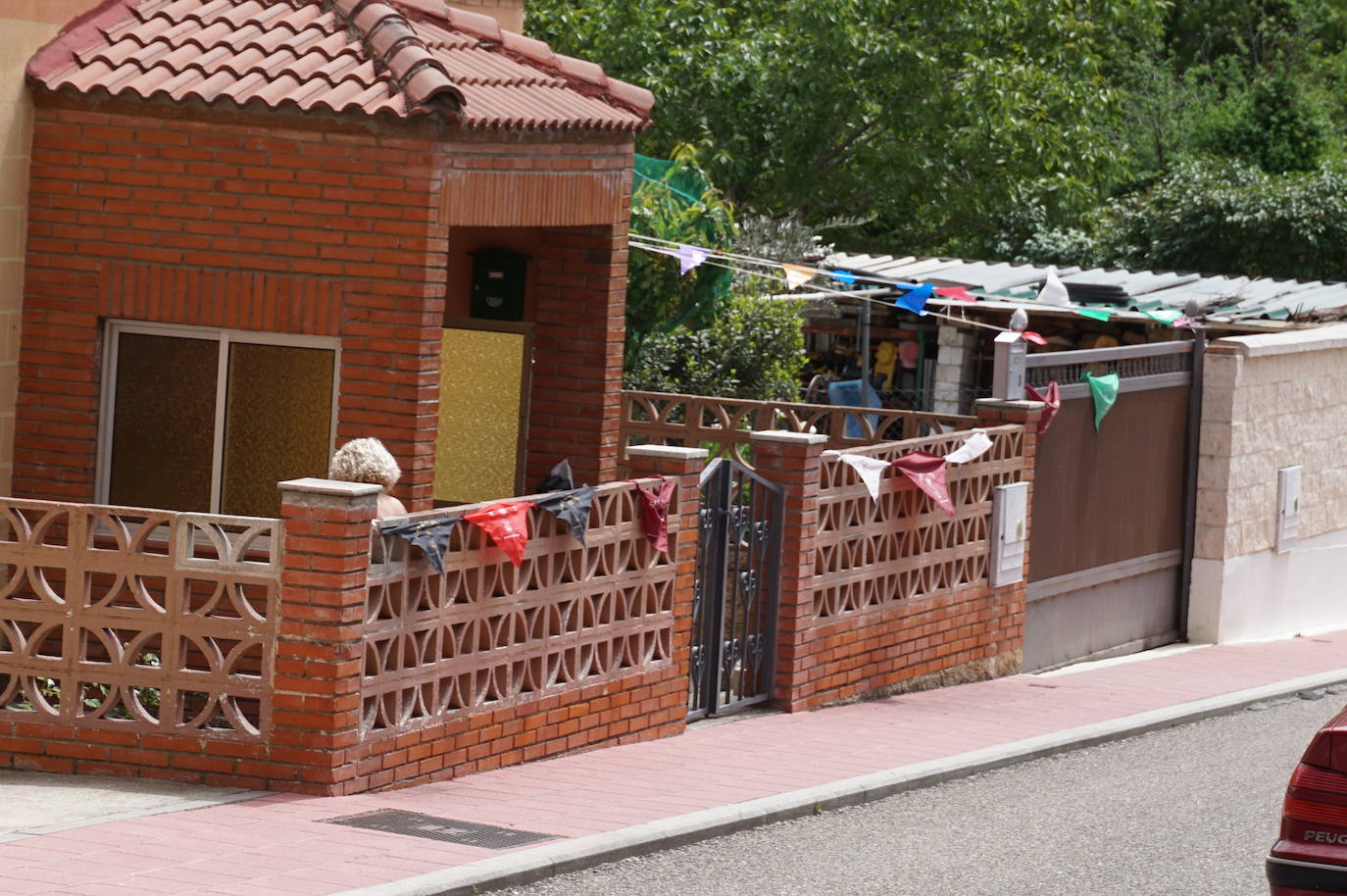 Las casas de los vecinos de toda la vida de Arroyo núcleo han amanecido engalanadas y decoradas para recordar que comenzarían las fiestas de 2020 en honor a San Juan Evangelista. 