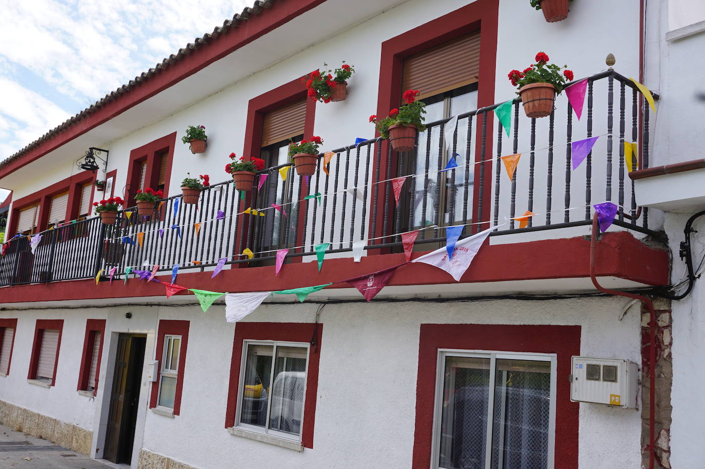 Las casas de los vecinos de toda la vida de Arroyo núcleo han amanecido engalanadas y decoradas para recordar que comenzarían las fiestas de 2020 en honor a San Juan Evangelista. 