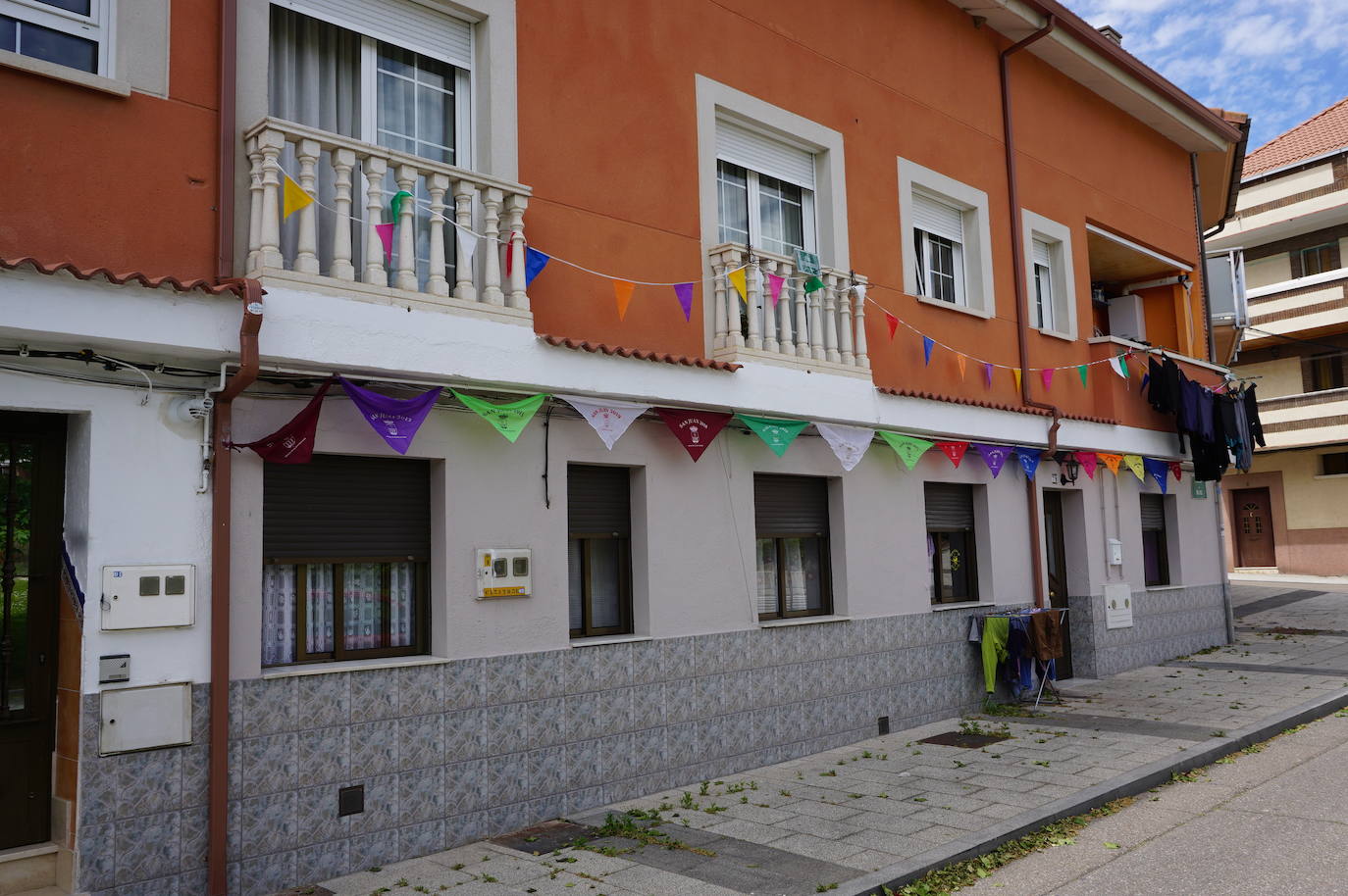 Las casas de los vecinos de toda la vida de Arroyo núcleo han amanecido engalanadas y decoradas para recordar que comenzarían las fiestas de 2020 en honor a San Juan Evangelista. 