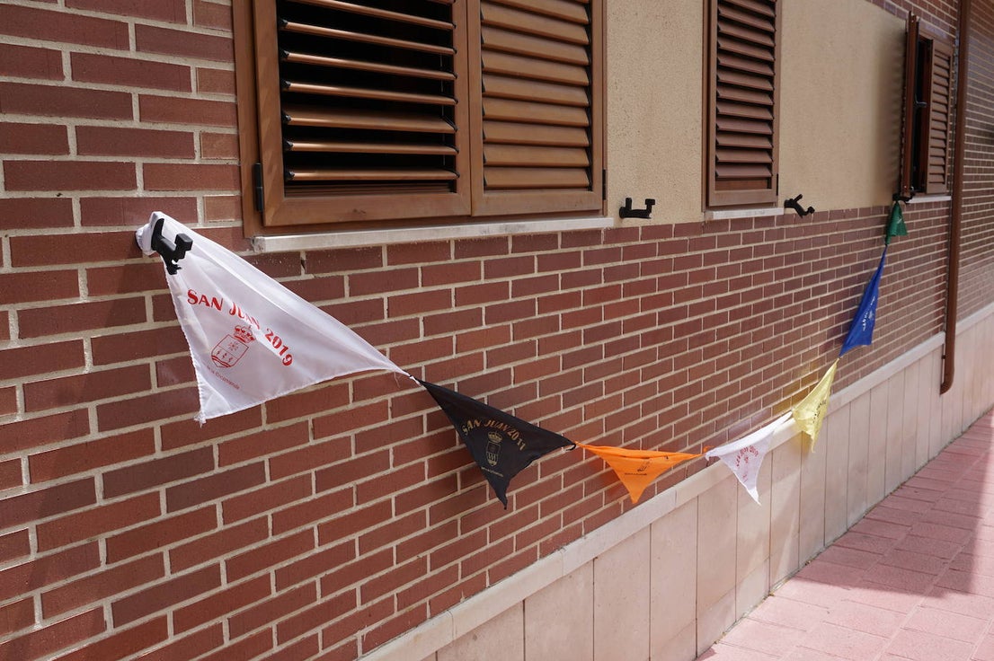 Las casas de los vecinos de toda la vida de Arroyo núcleo han amanecido engalanadas y decoradas para recordar que comenzarían las fiestas de 2020 en honor a San Juan Evangelista. 