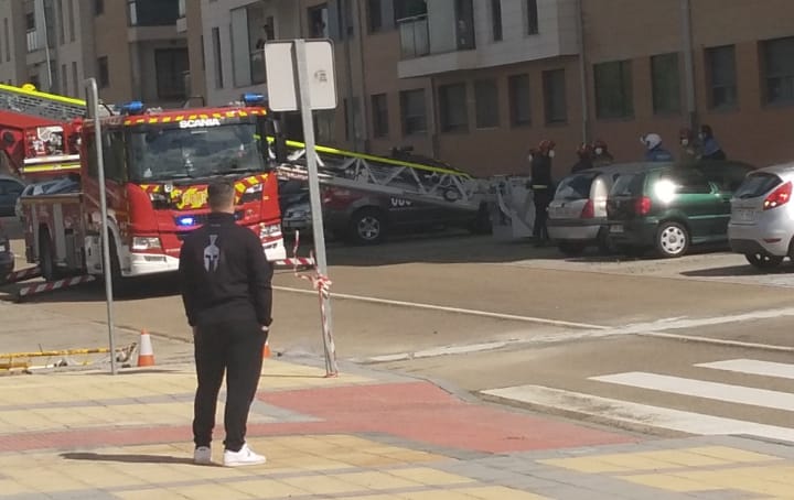 Fotos: Aparatosa intervención en Arroyo ante una llamada de alarma al 112 de una mujer con un brote psicótico