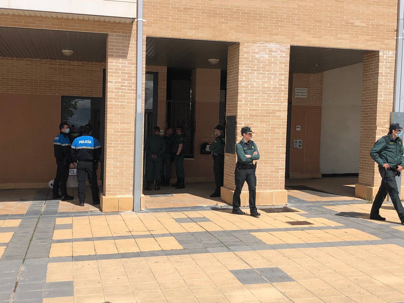 Fotos: Aparatosa intervención en Arroyo ante una llamada de alarma al 112 de una mujer con un brote psicótico