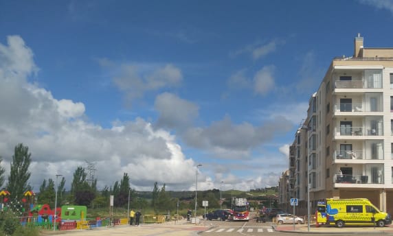 Fotos: Aparatosa intervención en Arroyo ante una llamada de alarma al 112 de una mujer con un brote psicótico