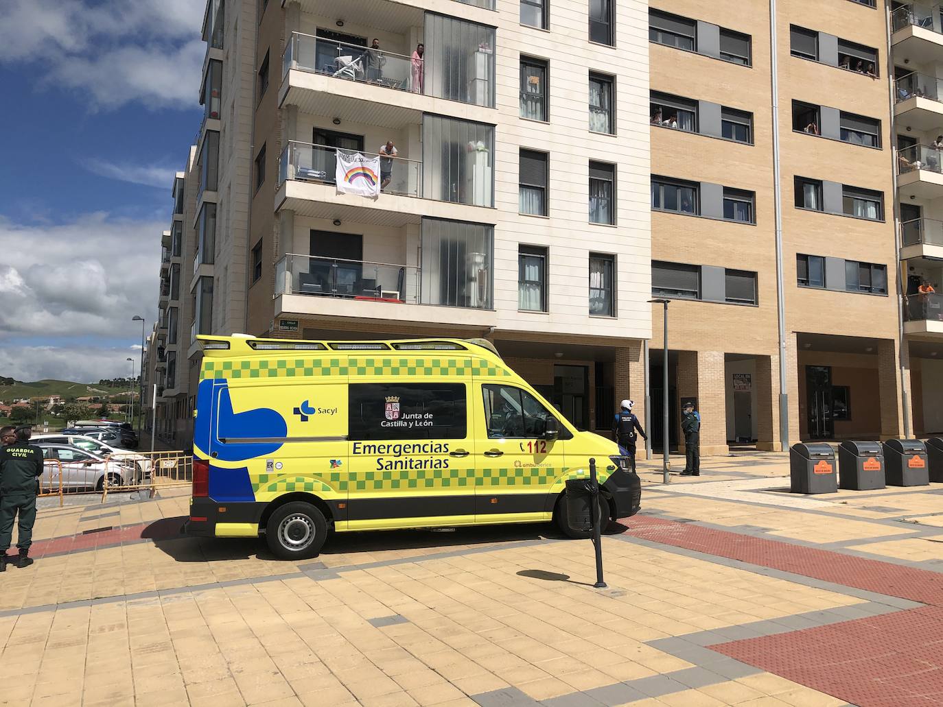 Fotos: Aparatosa intervención en Arroyo ante una llamada de alarma al 112 de una mujer con un brote psicótico