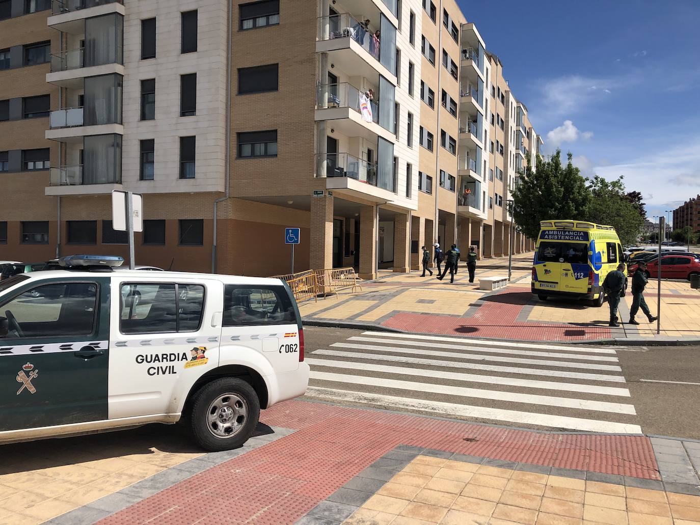 Fotos: Aparatosa intervención en Arroyo ante una llamada de alarma al 112 de una mujer con un brote psicótico