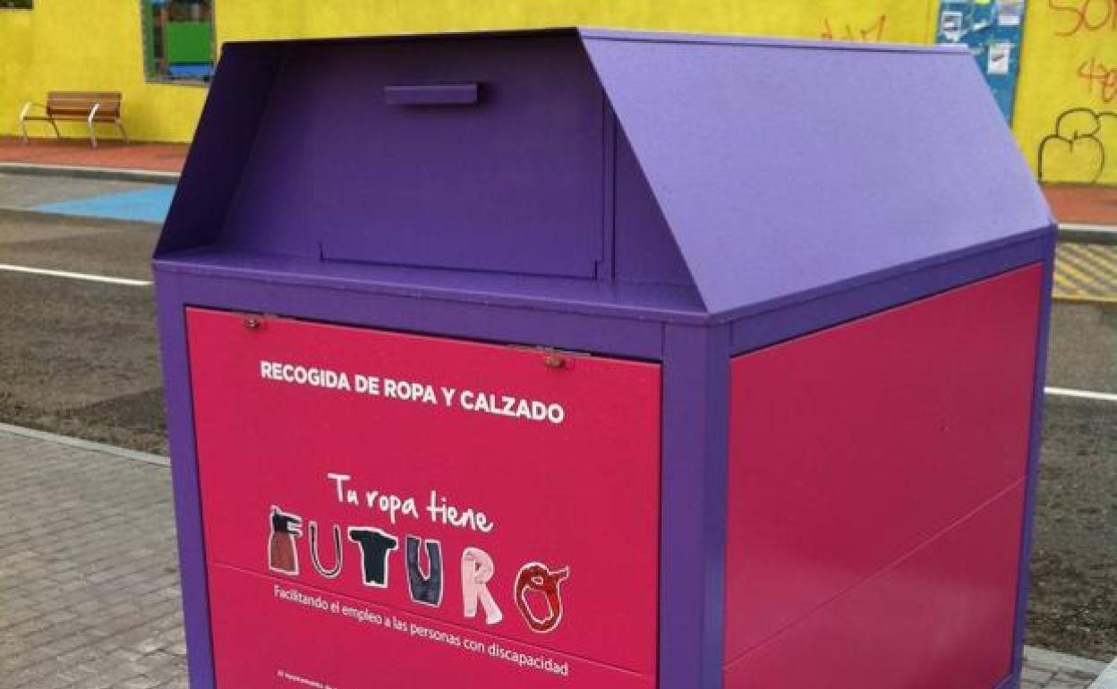 Contenedor de ropa y clazado usados en Arroyo. 