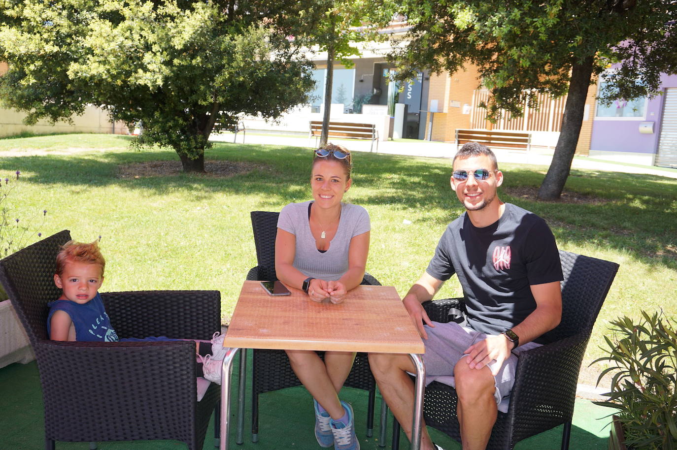 Un grupo de amigos residentes en Arroyo volvió a poder reunirse 73 días después en una terraza de la Plaza de España de La Flecha. 