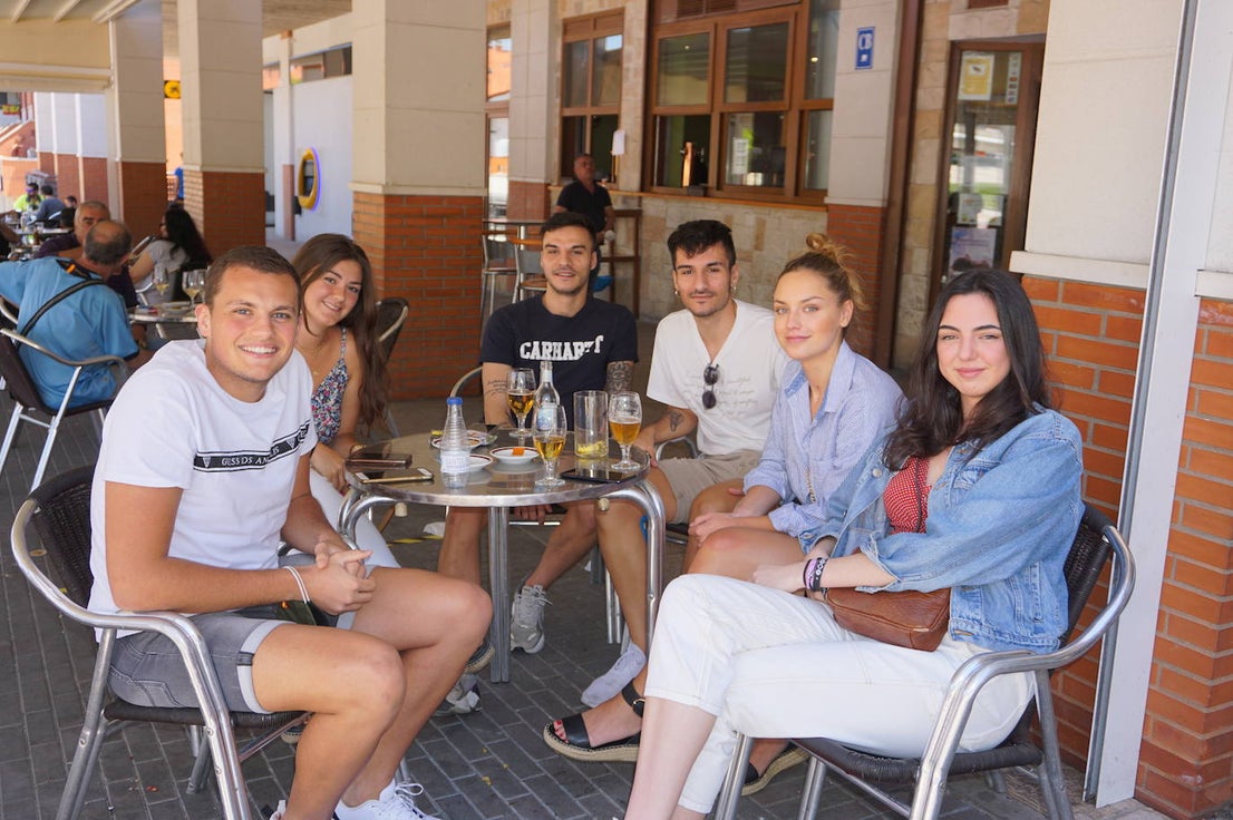 Un grupo de amigos residentes en Arroyo volvió a poder reunirse 73 días después en una terraza de la Plaza de España de La Flecha. 
