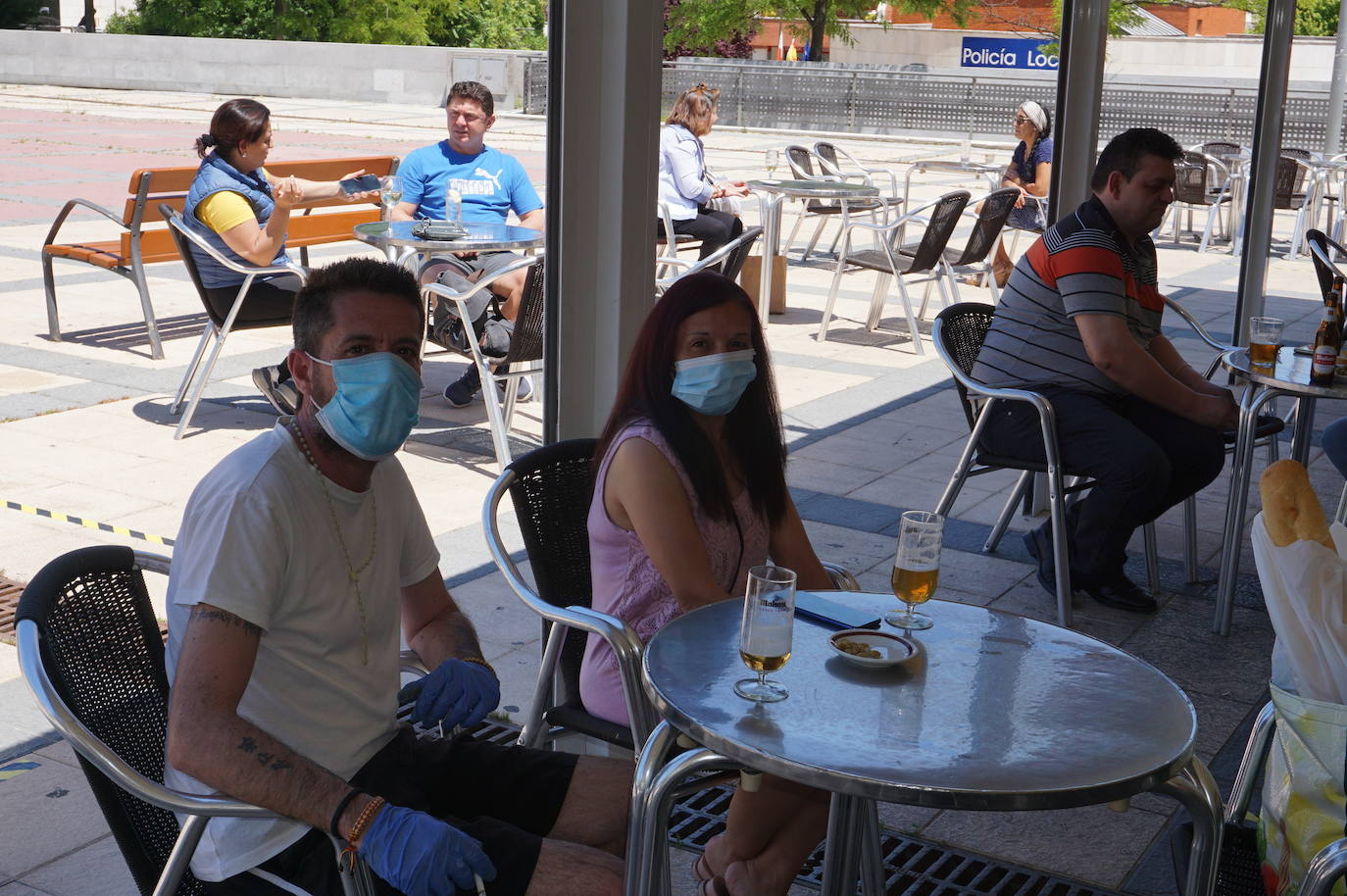 Un grupo de amigos residentes en Arroyo volvió a poder reunirse 73 días después en una terraza de la Plaza de España de La Flecha. 