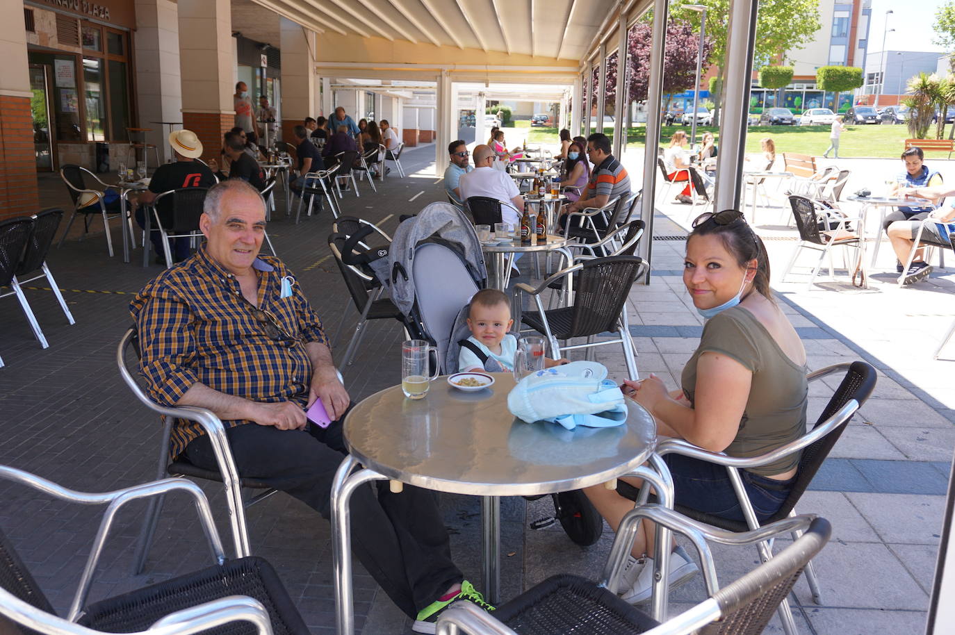 Un grupo de amigos residentes en Arroyo volvió a poder reunirse 73 días después en una terraza de la Plaza de España de La Flecha. 