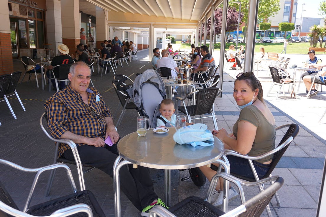 Un grupo de amigos residentes en Arroyo volvió a poder reunirse 73 días después en una terraza de la Plaza de España de La Flecha. 