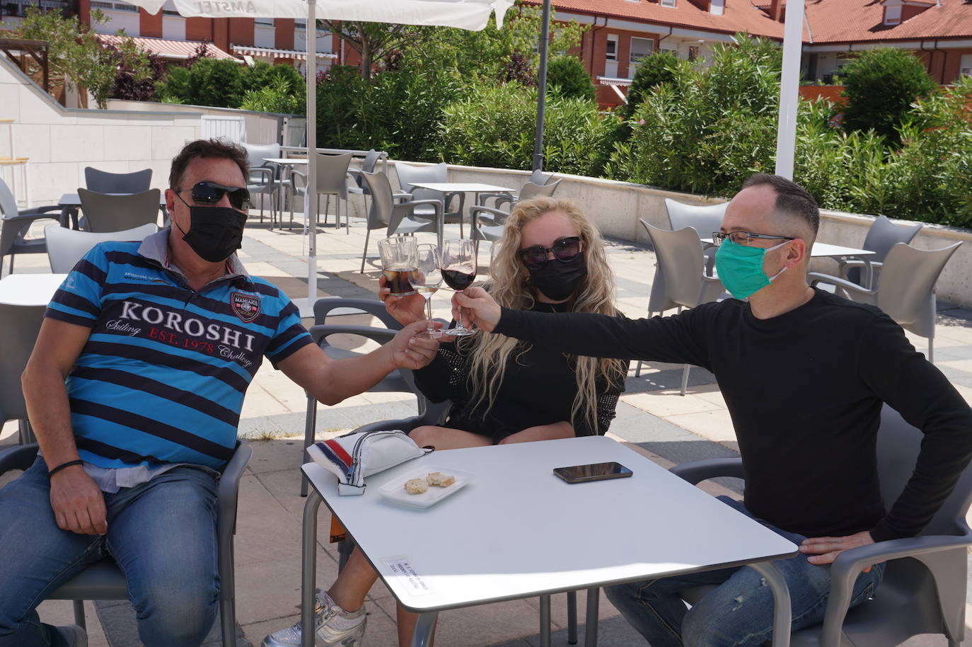 Un grupo de amigos residentes en Arroyo volvió a poder reunirse 73 días después en una terraza de la Plaza de España de La Flecha. 