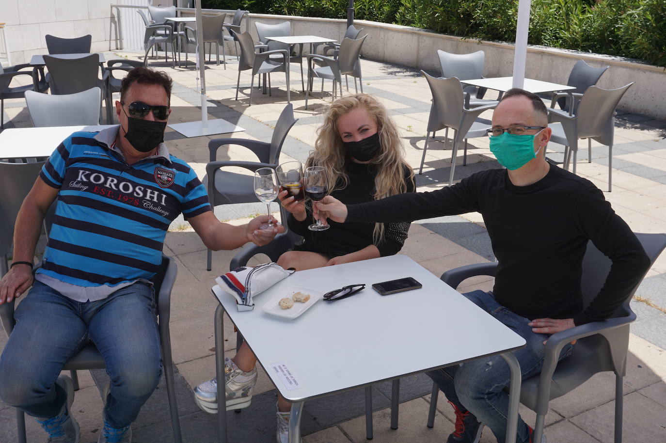 Un grupo de amigos residentes en Arroyo volvió a poder reunirse 73 días después en una terraza de la Plaza de España de La Flecha. 