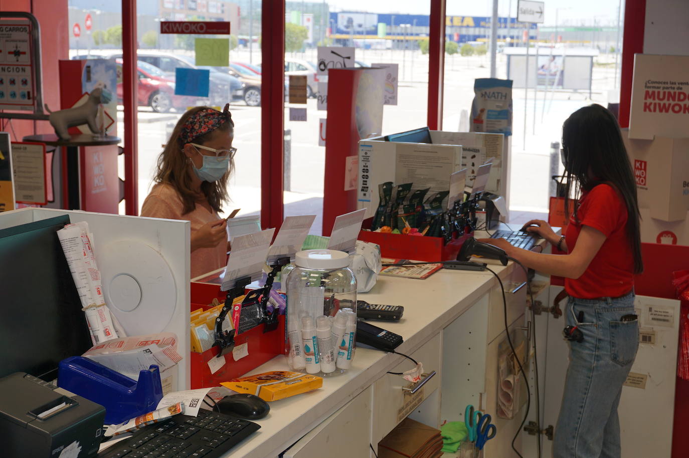 Las primeras clientes fueron atendidas en Merkal por las dependientas, con medidas de protección y cintas que limitan la superficie de la tienda a 400 metros cuadrados. 