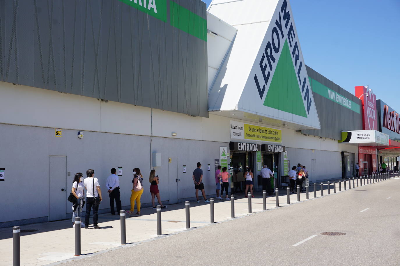 Las primeras clientes fueron atendidas en Merkal por las dependientas, con medidas de protección y cintas que limitan la superficie de la tienda a 400 metros cuadrados. 