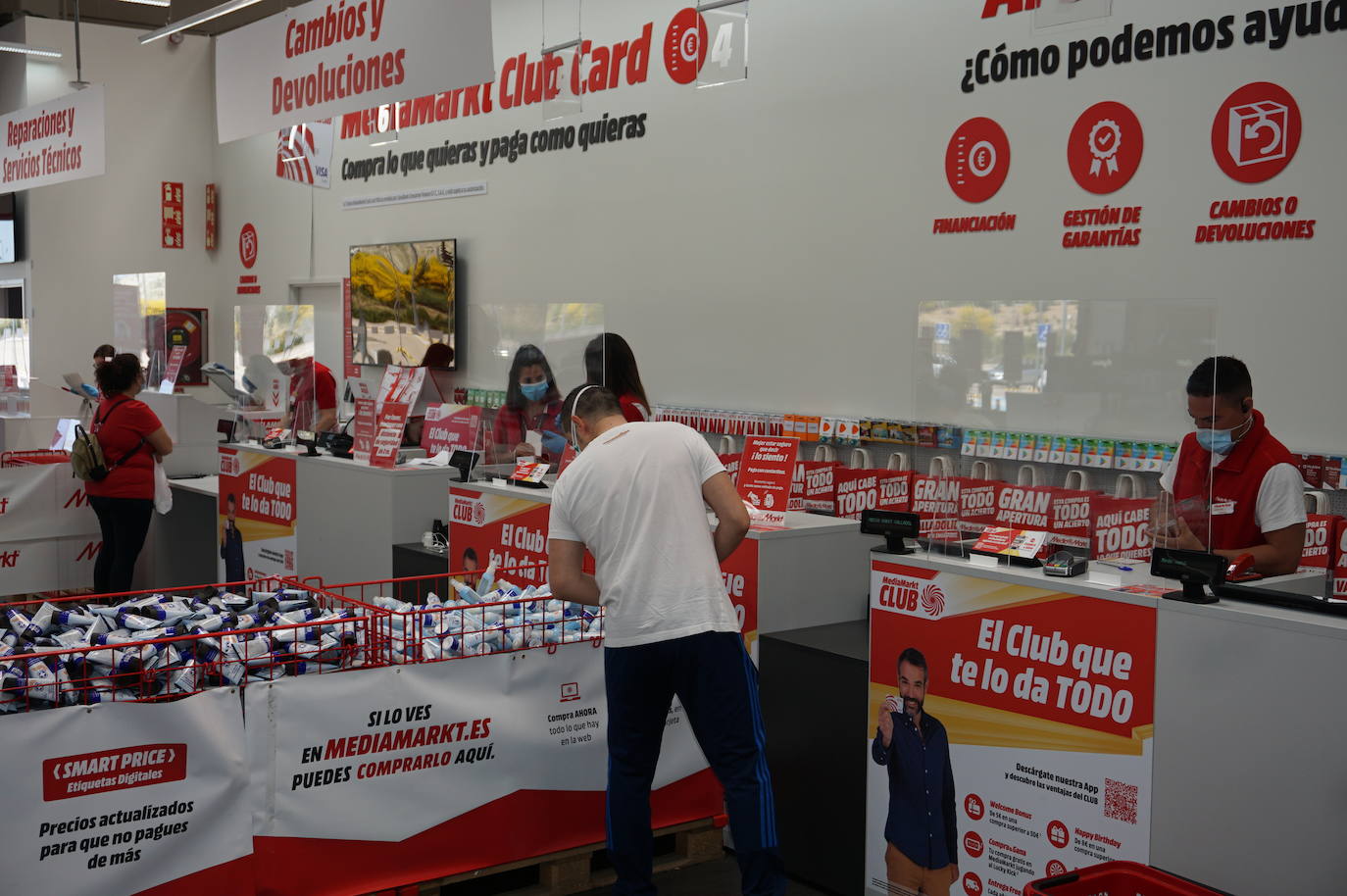 Las primeras clientes fueron atendidas en Merkal por las dependientas, con medidas de protección y cintas que limitan la superficie de la tienda a 400 metros cuadrados. 