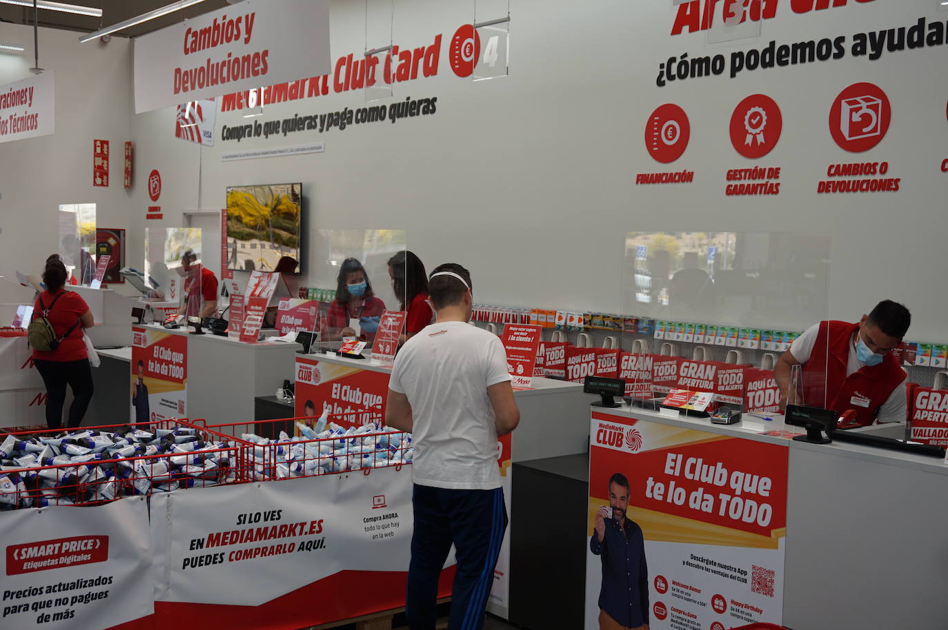 Las primeras clientes fueron atendidas en Merkal por las dependientas, con medidas de protección y cintas que limitan la superficie de la tienda a 400 metros cuadrados. 