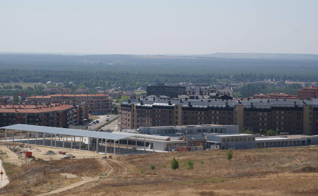 Vista general de las viviendas donde se produjeron los hechos, en las inmediaciones del colegio Kantic@, en el barrio de Las Lomas de Arroyo de la Encomienda. 