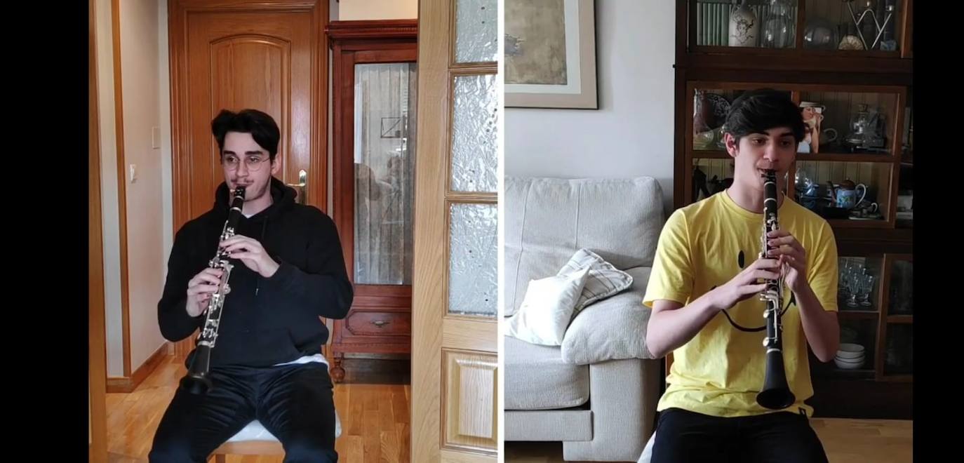 Dos de los músicos de la Sinfónica de Arroyo ensayando en su vivienda durante el confinamiento. 