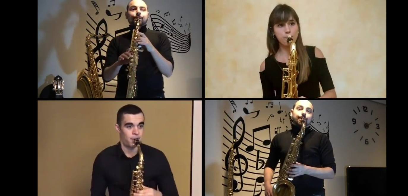 Dos de los músicos de la Sinfónica de Arroyo ensayando en su vivienda durante el confinamiento. 