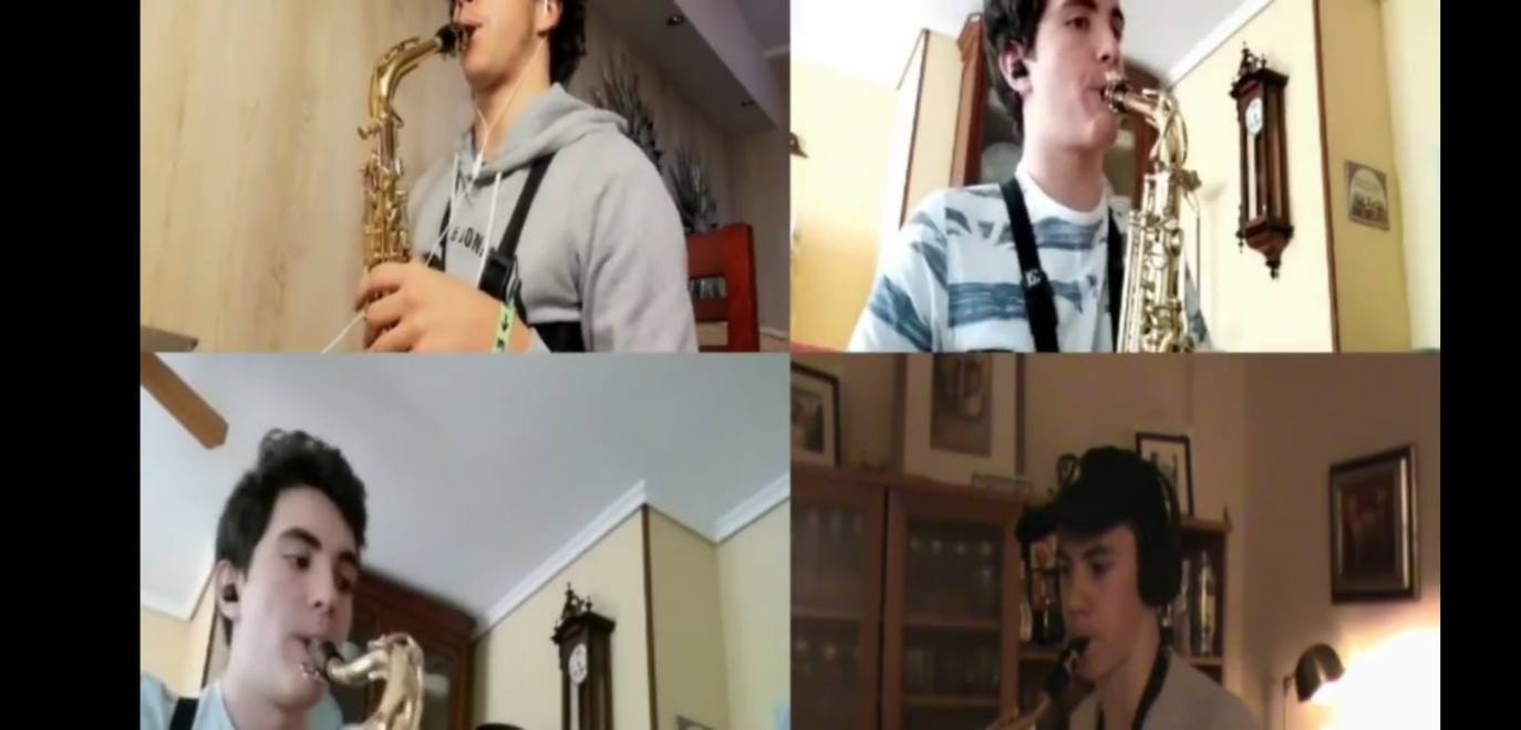 Dos de los músicos de la Sinfónica de Arroyo ensayando en su vivienda durante el confinamiento. 