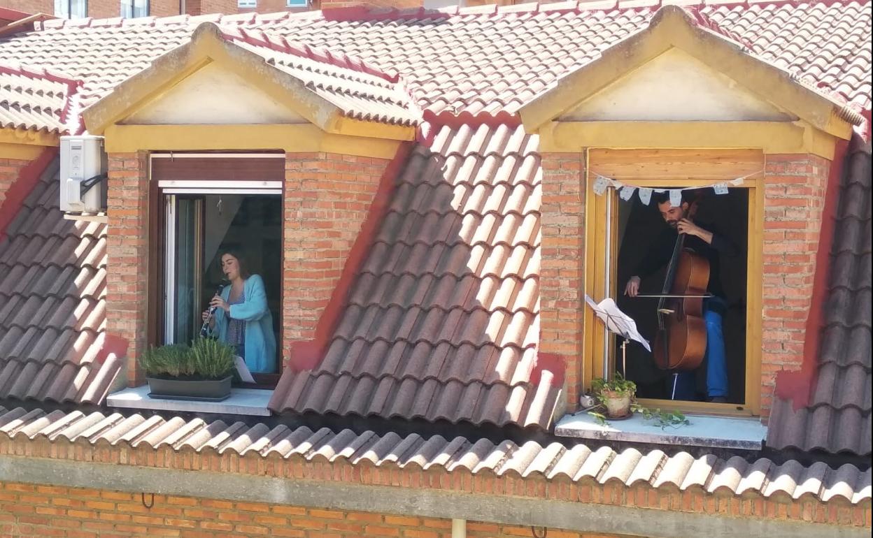 La música no ha parado entre los componentes de la Banda Sinfónica de Arroyo, que se han mantenido activos, en contacto y ensayando desde sus domicilios. 