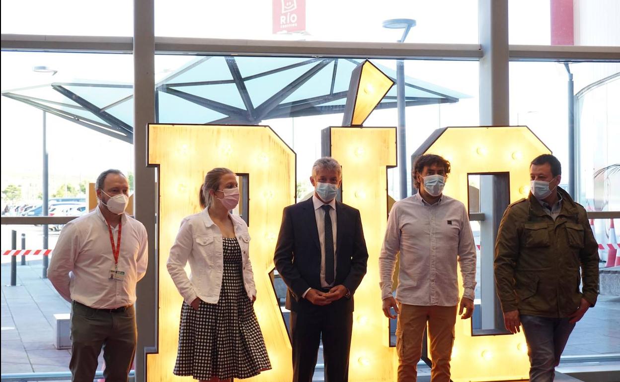 El alcalde de Arroyo, Sarbelio Fernández, acudió a la reapertura con dos de sus concejales, Luis Gago y Juan Manuel Sánchez, así como Juan Ros, gerente de RÍO Shopping y Eva Puebla, responsable del Hospital de Contingencia COVID-19 de la Feria de Muestras de Valladolid. 