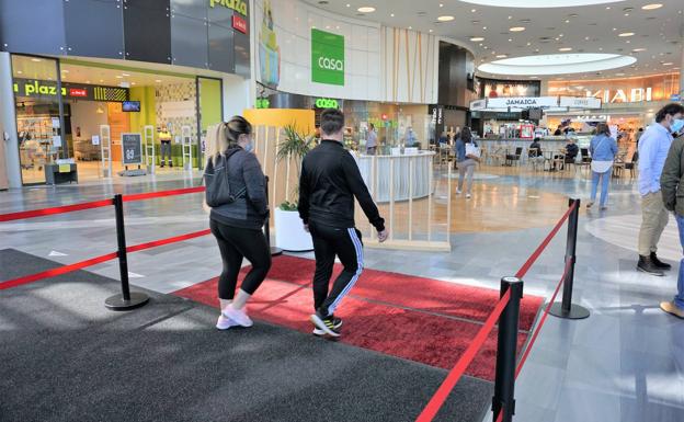 Primeros clientes en recuperar la actividad en RÍO Shopping. 