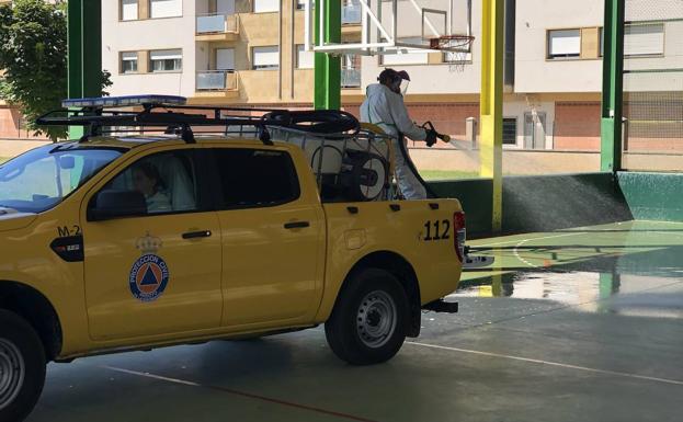 Pulverización de la solució desinfectante en las pistas de Monasterio. 