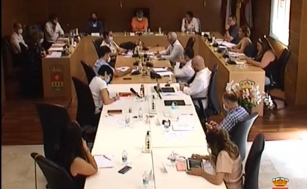 El salón de plenos ha sido dotado de más mesas con el fin de guardar la distancia mínima de seguridad entre los concejales plenarios. 