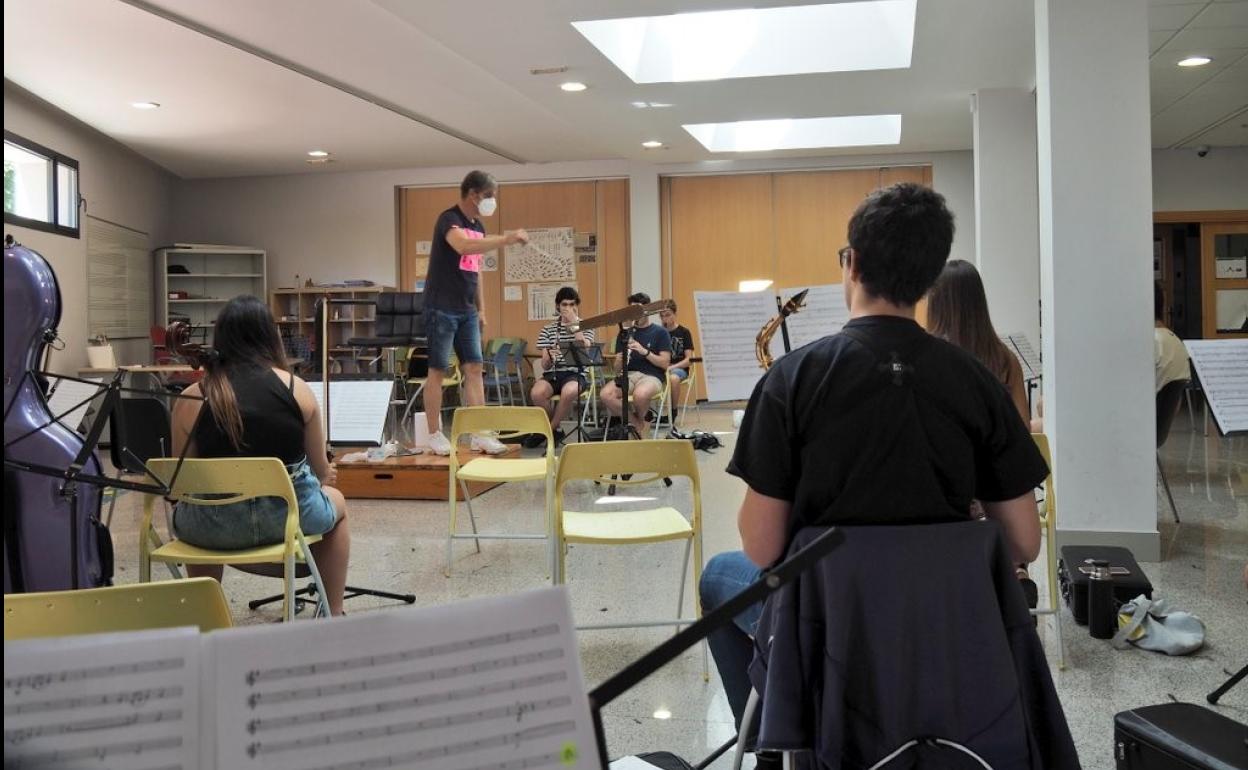 Los locales del bajo del edificio Etnográfico de Arroyo ha vuleto a acoger a los músicos de la Sinfónica de Arroyo. 