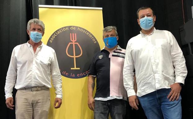 El presidente de la asociación, Óscar Herrera, en el centro, con el alcalde de Arroyo, Sarbelio Fernández, a su izquierda, y el portavoz municipal, Luis Gago, a su derecha. 